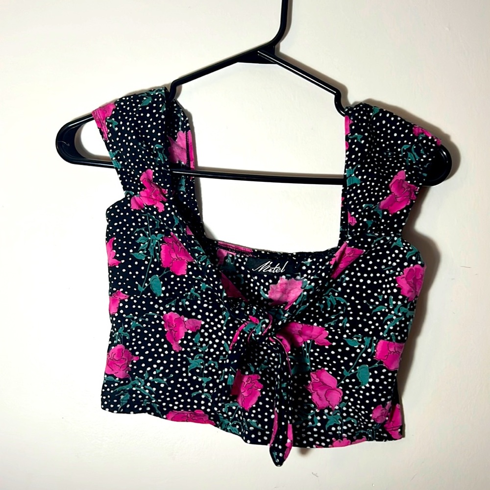 🎁2 for $20 MOTEL XS TIE FRONT CROP TOP